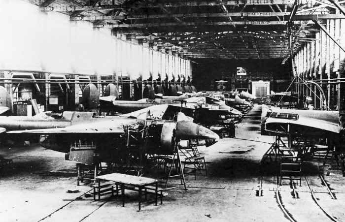 Окончательная сборка самолетов Ту-2 на заводе "Полет"