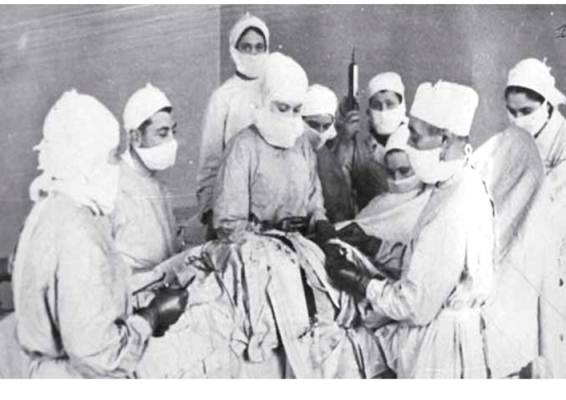 Оперирует ведущий хирург госпиталя № 1494 Либготт Е.Г