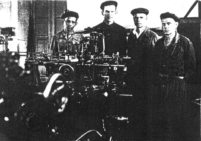 Работники Омского завода электротехнической аппаратуры