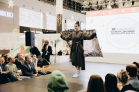 Студентка 2 курса направления подготовки "Сервис" Сыровенко Ева. Приняла участие в конкурсе дизайн авторского платка в качестве модели. Студентка 2 курса направления подготовки "Сервис" Сыровенко Ева. Приняла участие в конкурсе дизайн авторского платка в качестве модели.